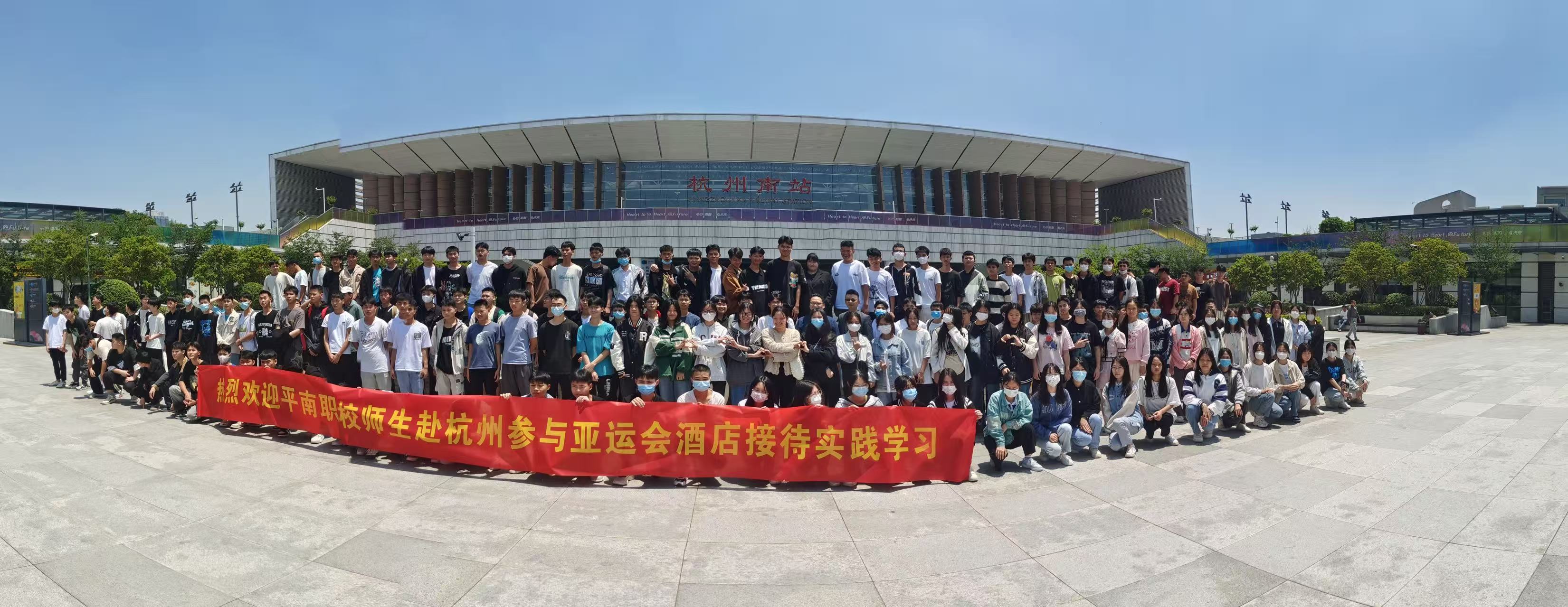 某知名教育机构合作案例，现代化教育设施，学生学习场景，明亮教室环境