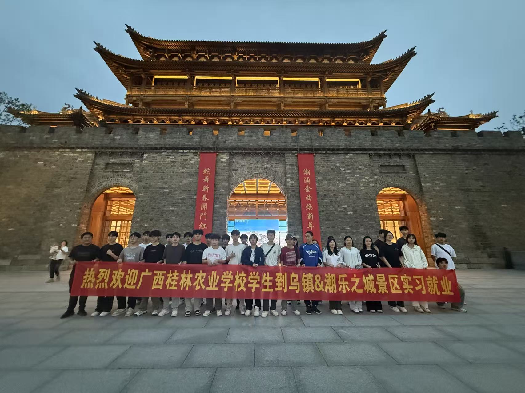 大型企业人才培养项目，企业培训现场，员工参与培训，专业培训师授课