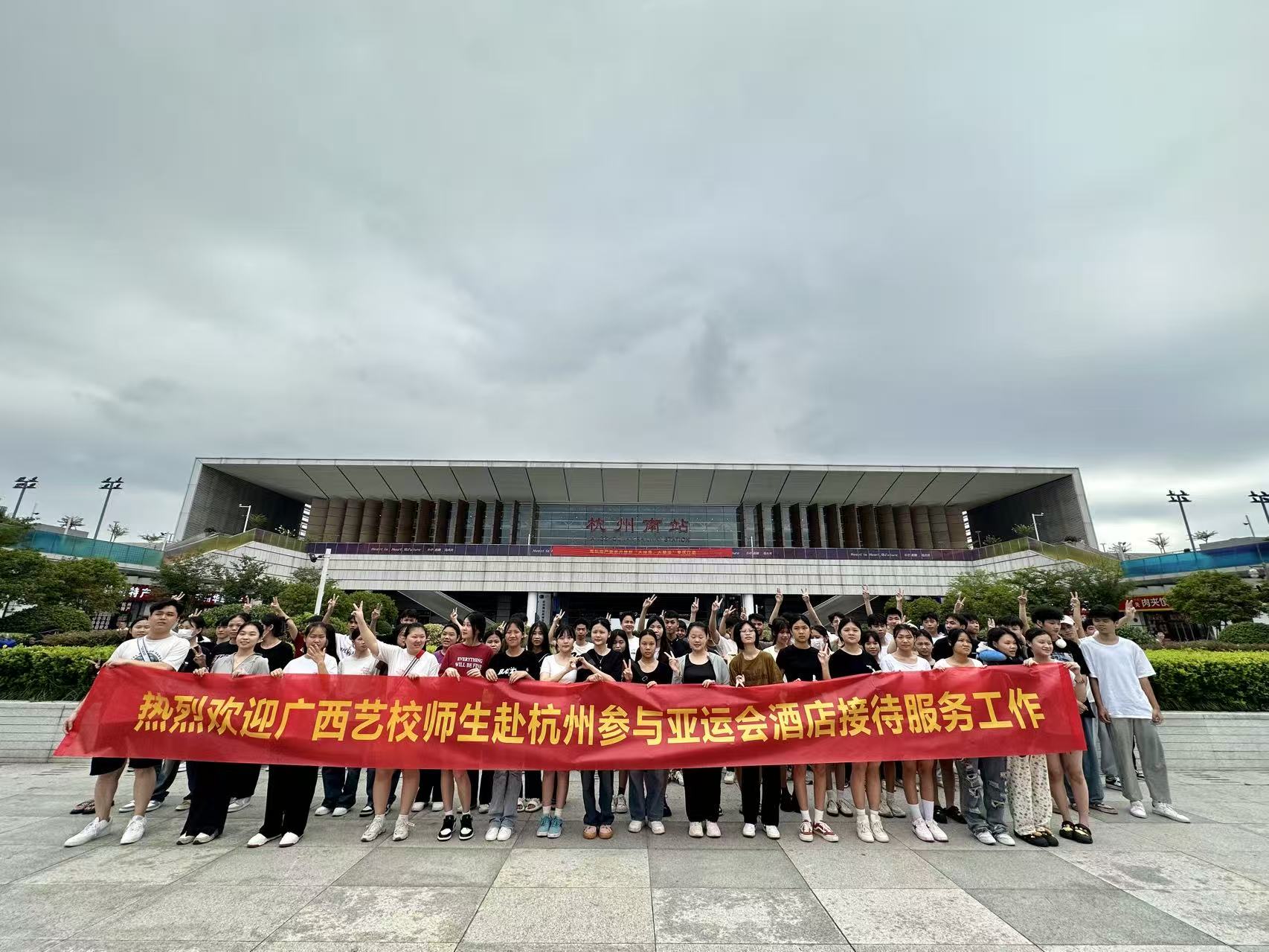 学校教育改革项目，教师培训现场，教育专家指导，现代化教学设备