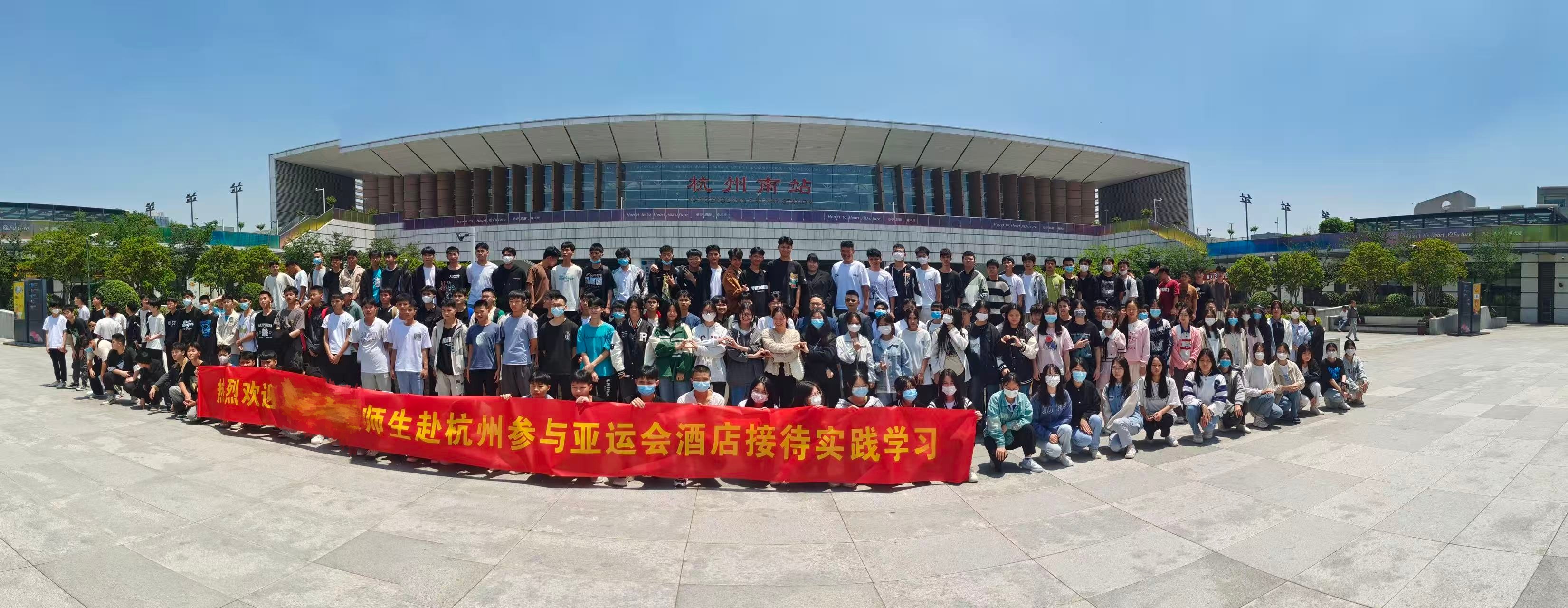 学生成功案例展示,学员获得理想学校录取通知,家长和学生面带笑容,庆祝成功时刻